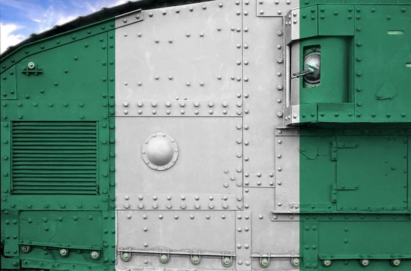 Nigeria Vlag Afgebeeld Zijkant Deel Van Militaire Gepantserde Tank Van — Stockfoto