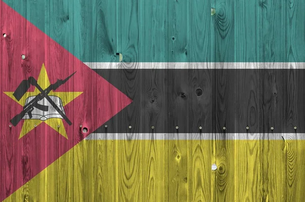Flaga Mozambiku Przedstawiona Jasnych Kolorach Farby Starych Drewnianych Ścianach Bliska — Zdjęcie stockowe