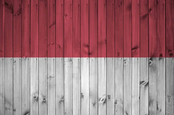 摩纳哥国旗在旧的木制墙壁上涂上鲜艳的油漆 粗糙背景的纹理横幅 — 图库照片