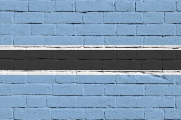 古いレンガの壁にペイント色で描かれたボツワナの旗が閉じます 大きなレンガの壁の石積みの背景にテクスチャバナー — ストック写真