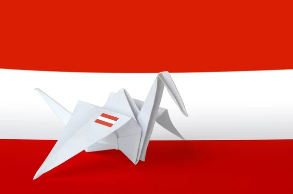 Rakouská Vlajka Vyobrazená Papírovém Křídle Origami Jeřábu Orientální Ruční Umělecký — Stock fotografie