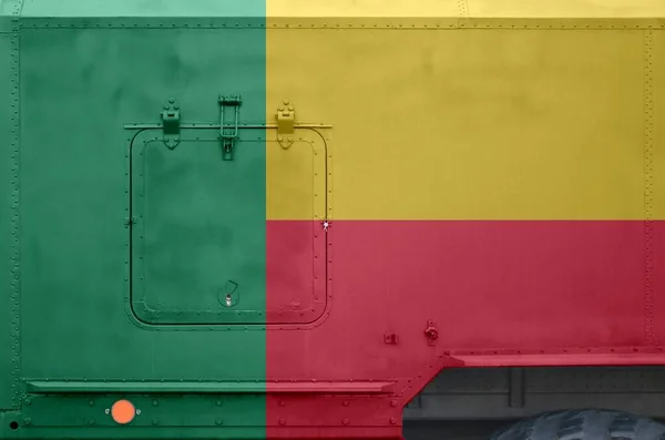Flaga Beninu Przedstawiona Stronie Wojskowej Ciężarówki Pancernej Bliska Armia Zmusza — Zdjęcie stockowe