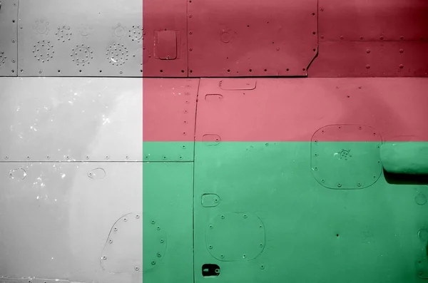 Madagaskarska Flaga Przedstawiona Bocznej Części Wojskowego Pancernego Helikoptera Konceptualne Tło — Zdjęcie stockowe