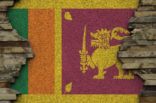 古い石の壁にペイント色で描かれたスリランカの旗が閉じます 岩壁の背景にテクスチャバナー — ストック写真