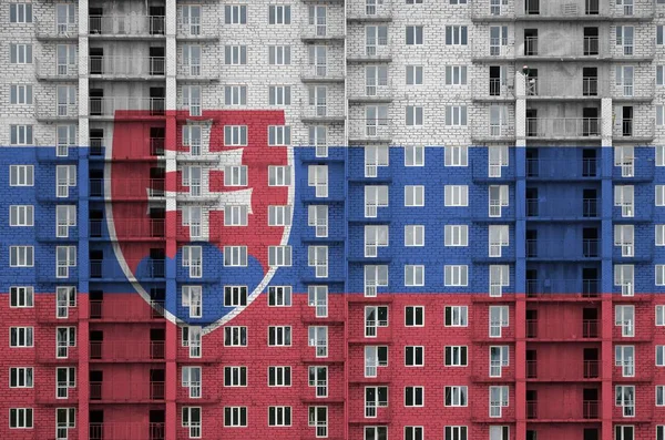 Флаг Словакии Изображен Красках Строящемся Многоэтажном Жилом Здании Текстурированный Баннер — стоковое фото