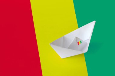 Kağıt origami gemisinde yakın plan Gine bayrağı tasvir edildi. Doğu el yapımı sanat konsepti