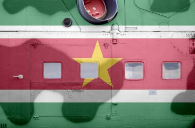 Askeri zırhlı helikopterin yan tarafında Surinam bayrağı tasvir edildi. Ordu uçak kavramsal arka planını güçlendirir