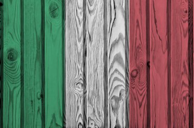 Eski ahşap duvarda parlak renkli İtalya bayrağı tasvir edildi. Kabataslak arkaplanda desenli pankart