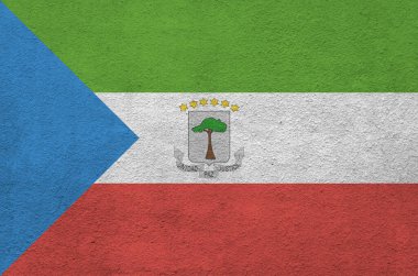 Ekvator Gine bayrağı, eski sıva duvarına parlak boya renkleriyle resmedilmiş. Kabataslak arkaplanda desenli pankart