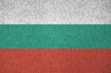 Bulgaristan bayrağı, eski kabartma duvarlara parlak boya renkleriyle çizilmiş. Kabataslak arkaplanda desenli pankart