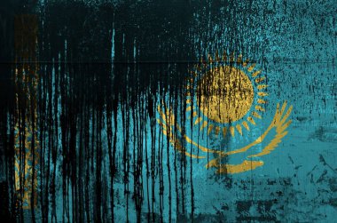 Kazakistan bayrağı, eski ve kirli yağ varili duvarlara boya renginde resmedilmiş. Kabataslak arkaplanda desenli pankart