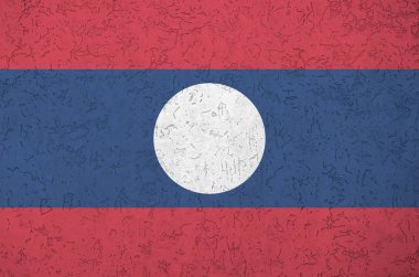 Laos bayrağı eski kabartma duvarda parlak boya renkleriyle resmedilmiş. Kabataslak arkaplanda desenli pankart
