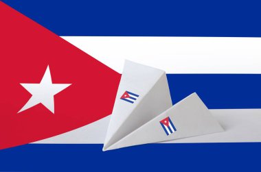 Kağıt origami uçağında Küba bayrağı tasvir edildi. Doğu el yapımı sanat konsepti