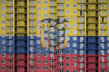 Ekvador bayrağı yapım aşamasındaki çok katlı yerleşim alanının boyalarıyla resmedilmiş. Büyük tuğla duvar zemininde desenli pankart