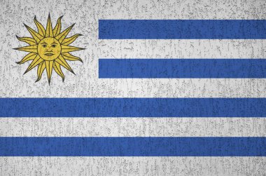Uruguay bayrağı, eski kabartma duvarlara parlak boya renkleriyle resmedilmiş. Kabataslak arkaplanda desenli pankart