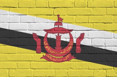 Brunei Darussalam bayrağı eski tuğla duvardaki boya renkleriyle tasvir edilmiş. Büyük tuğla duvarlı arka planda desenli afiş