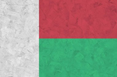Madagaskar bayrağı eski kabartma duvarda parlak boya renkleriyle resmedilmiş. Kabataslak arkaplanda desenli pankart