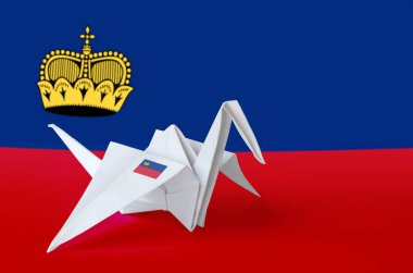 Kağıt origami vinç kanadında Lihtenştayn bayrağı. Doğu el yapımı sanat konsepti