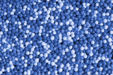 Küçük toplar şeklinde sıralanmış çeşitli klasik mavi renkli hayalet tozların arkaplan resmi. Pasta ürünlerinin dekorasyonu için çok küçük boyutlarda çok sayıda renkli boncuklar.