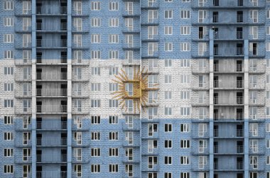 Arjantin bayrağı, yapım aşamasında olan çok katlı konut binasına boya renkleriyle resmedildi. Büyük tuğla duvar zemininde desenli pankart