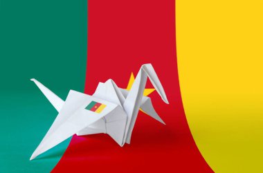 Kağıt origami vinç kanadında kamerun bayrağı tasvir edildi. Doğu el yapımı sanat konsepti