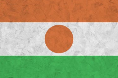 Nijer bayrağı, eski kabartma duvarda parlak boya renkleriyle resmedilmiş. Kabataslak arkaplanda desenli pankart