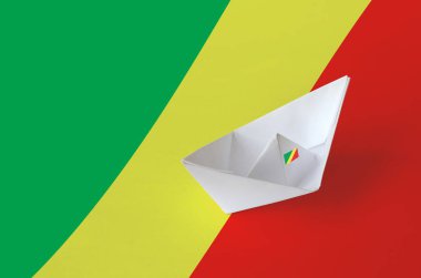 Kağıt origami gemisinde yakın plan Kongo bayrağı tasvir edildi. Doğu el yapımı sanat konsepti