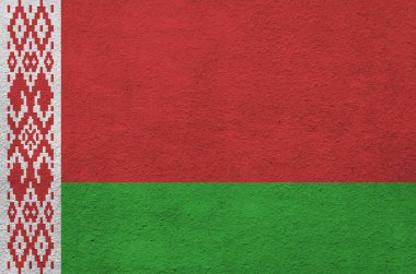 Belarus bayrağı, eski kabartma duvarda parlak boya renkleriyle resmedilmiş. Kabataslak arkaplanda desenli pankart