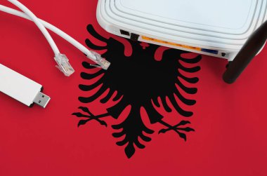 Arnavutluk bayrağı masada İnternet rj45 kablo, kablosuz usb wi-fi adaptör ve yönlendirici ile resmedildi. İnternet bağlantısı kavramı