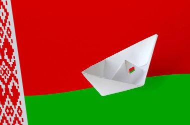 Belarus bayrağı kağıt origami gemisine yakın plan çizilmiş. Doğu el yapımı sanat konsepti
