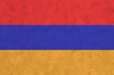 Ermenistan bayrağı eski kabartma duvarda parlak boya renkleriyle resmedilmiş. Kabataslak arkaplanda desenli pankart
