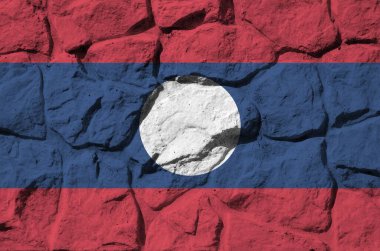 Laos bayrağı eski taş duvardaki boya renkleriyle tasvir edilmiş. Kayalık duvar arkaplanındaki desenli pankart