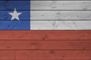 Eski ahşap duvarda parlak renkli Şili bayrağı tasvir edildi. Kabataslak arkaplanda desenli pankart