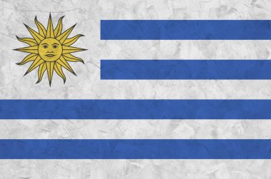 Uruguay bayrağı, eski kabartma duvarlara parlak boya renkleriyle resmedilmiş. Kabataslak arkaplanda desenli pankart