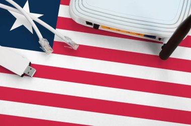 Masada internet rj45 kablo, kablosuz usb wi-fi adaptör ve yönlendirici ile Liberya bayrağı tasvir edildi. İnternet bağlantısı kavramı