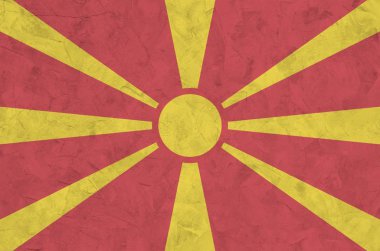 Makedonya bayrağı, eski kabartma duvarlara parlak boya renkleriyle çizilmiş. Kabataslak arkaplanda desenli pankart