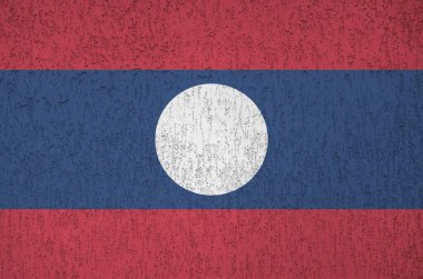 Laos bayrağı eski kabartma duvarda parlak boya renkleriyle resmedilmiş. Kabataslak arkaplanda desenli pankart