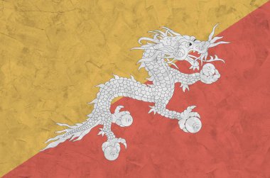 Bhutan bayrağı eski kabartma duvarlara parlak boya renkleriyle çizilmiş. Kabataslak arkaplanda desenli pankart