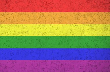 Lgbt topluluğunun bayrağı, eski duvarlara parlak boya renkleri çizilmiş. Kabataslak arkaplanda desenli pankart