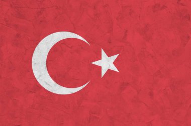 Eski kabartma duvarlara parlak boya renkleriyle çizilmiş hindi bayrağı. Kabataslak arkaplanda desenli pankart