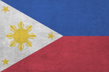 Filipinler bayrağı eski kabartma duvarda parlak boya renkleriyle resmedilmiş. Kabataslak arkaplanda desenli pankart