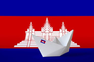 Kamboçya bayrağı kağıt origami gemisine yakın plan çizilmiş. Doğu el yapımı sanat konsepti