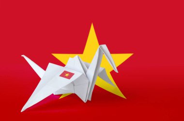 Vietnam bayrağı kağıt origami vinç kanadında resmedilmiş. Doğu el yapımı sanat konsepti
