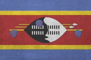 Svaziland bayrağı eski kabartma duvarda parlak boya renkleriyle resmedilmiş. Kabataslak arkaplanda desenli pankart