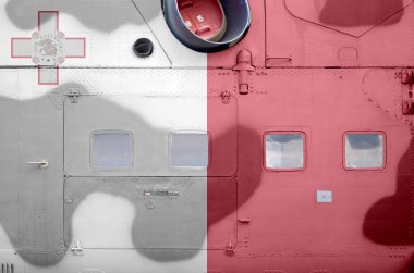 Askeri zırhlı helikopterin yan tarafında Malta bayrağı tasvir edildi. Ordu uçak kavramsal arka planını güçlendirir