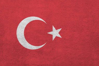 Eski kabartma duvarlara parlak boya renkleriyle çizilmiş hindi bayrağı. Kabataslak arkaplanda desenli pankart