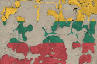 Litvanya bayrağı eski pasaklı beton duvarın üzerine boya renkleriyle çizilmiş. Kabataslak arkaplanda desenli pankart