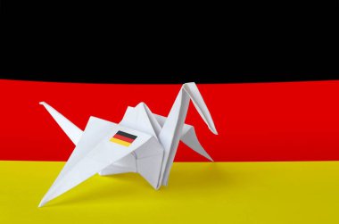Almanya bayrağı kağıt origami vinç kanadında resmedildi. Doğu el yapımı sanat konsepti
