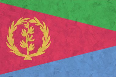 Eritre bayrağı, eski kabartma duvarda parlak boya renkleriyle resmedilmiş. Kabataslak arkaplanda desenli pankart