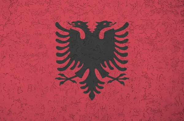 Albánská Vlajka Vyobrazená Jasných Barvách Staré Reliéfní Omítce Zblízka Texturovaný — Stock fotografie